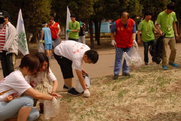 6月2日是“全国户外清洁日”，当天慈善义工开展了捡拾垃圾，保护环境活动