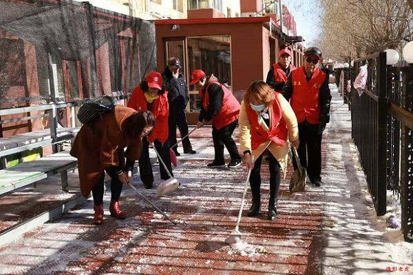 在11月20日，玫瑰慈善义工分队到城东社区幸福院义演，清理室外积雪。